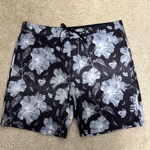 Hurley Phantom Men’s Boardshorts Swim‎ Trunks Size 38 in Gray& Black Floral EUC